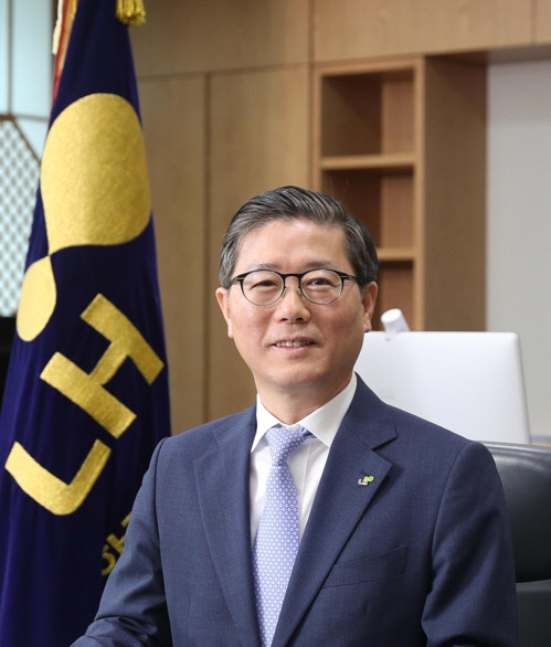 변창흠 사장이 7일 취임 후 처음으로 서울 구로구 소재 매입임대주택 취약계층 주거지원 현장을 방문했다.<LH 제공>